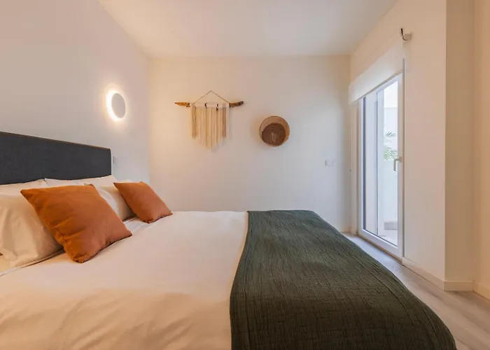 Апартаменти Views By Innkeeper *